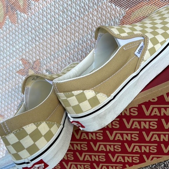 Vans WMNS Classic Slip-0
Checkerboard Taos Taupe
VN0A5A08YUU
Sneakers - Picture 15 of 16